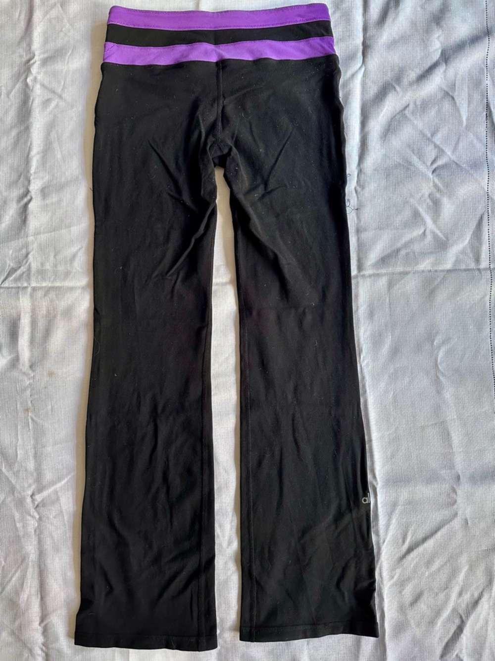 Alo Yoga Pants STRAIGHT LEG with subtle flares, Purple/black. Size: S - Picture 12 of 12